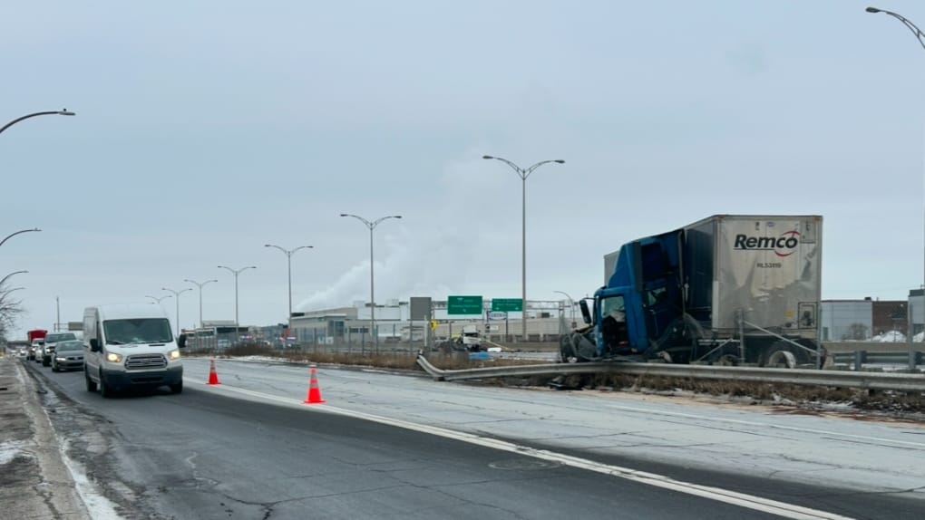 Major collision closes Highway 40 eastbound in Montreal