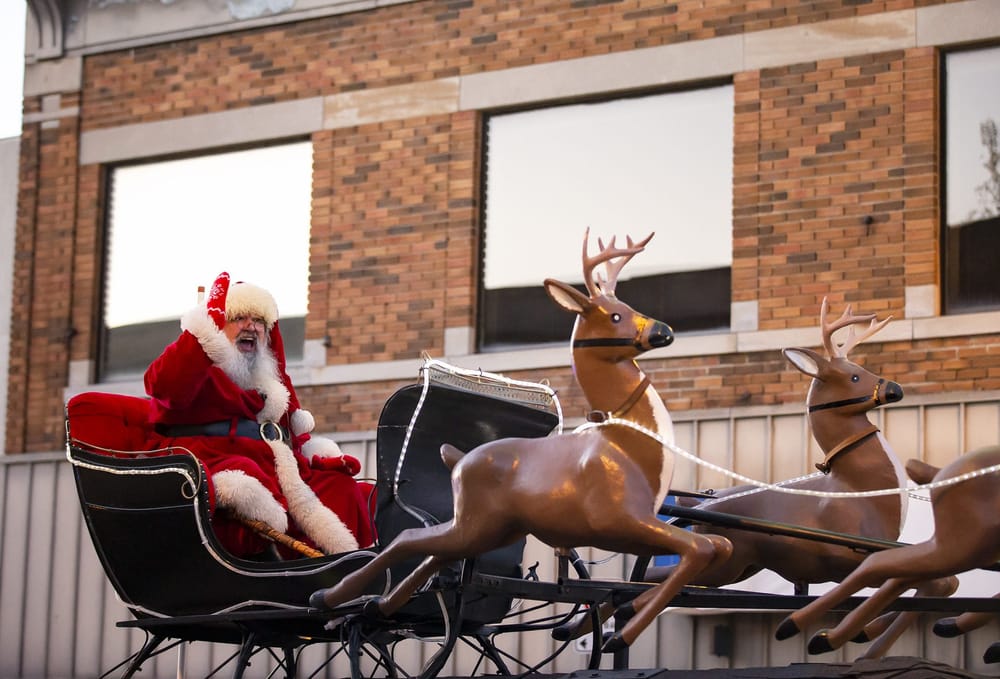 Ontario police officer praised for saving child’s life during Santa Claus parade post image