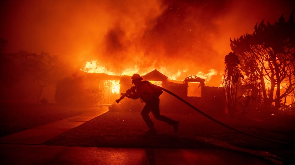 Two Quebec planes and their crews helping fight devastating L.A. wildfires post image