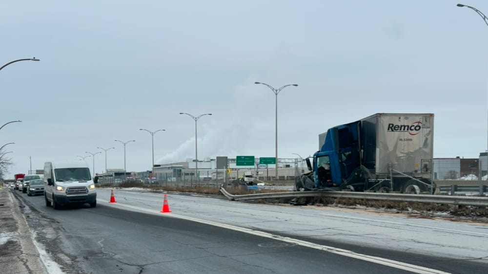 Major collision closes Highway 40 eastbound in Montreal post image